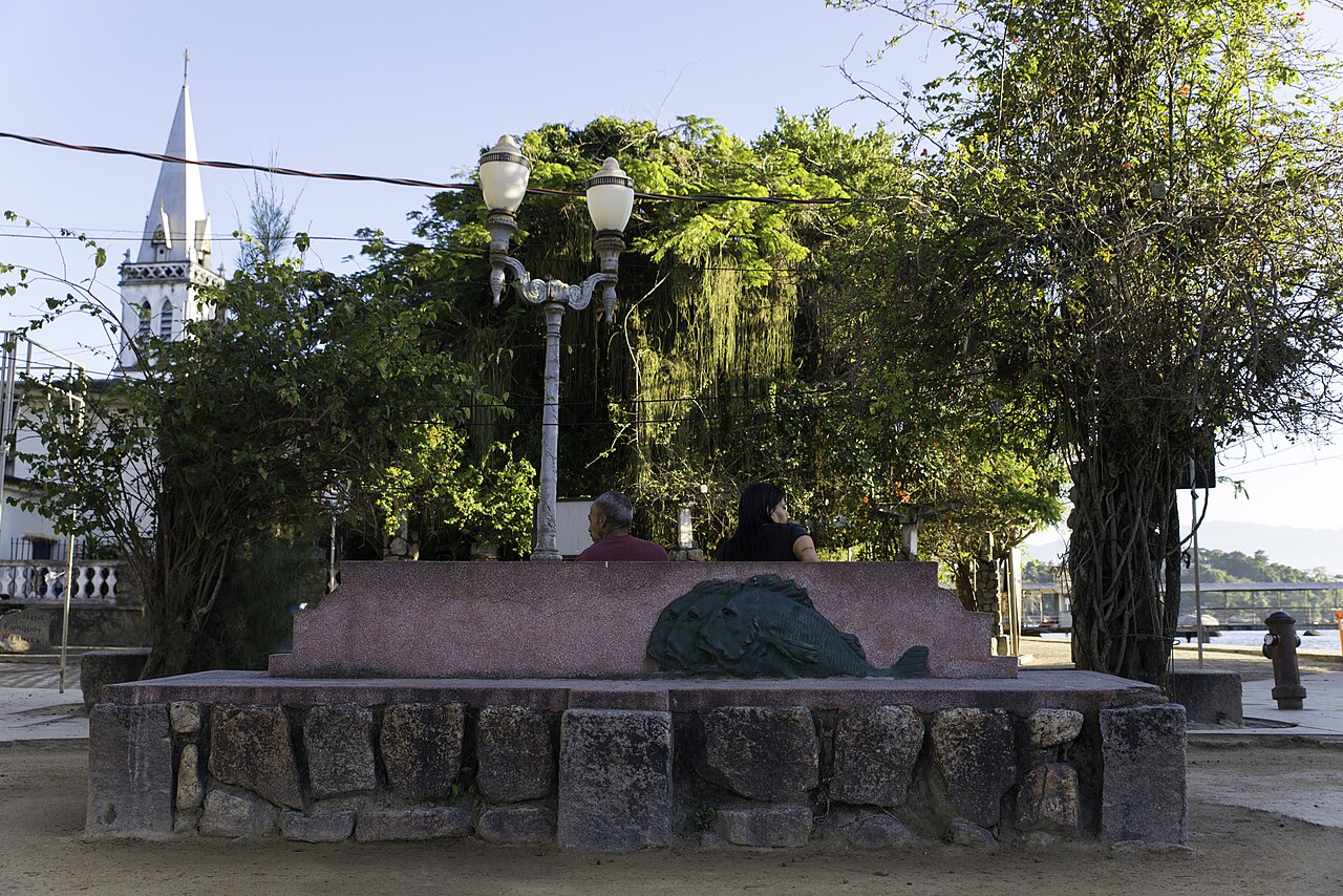 Banco de Peixe da Praça Pedro Bruno by Pedro Bruno
