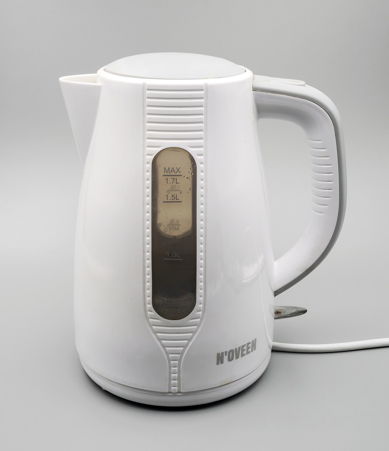 electric kettle by Peter Behrens