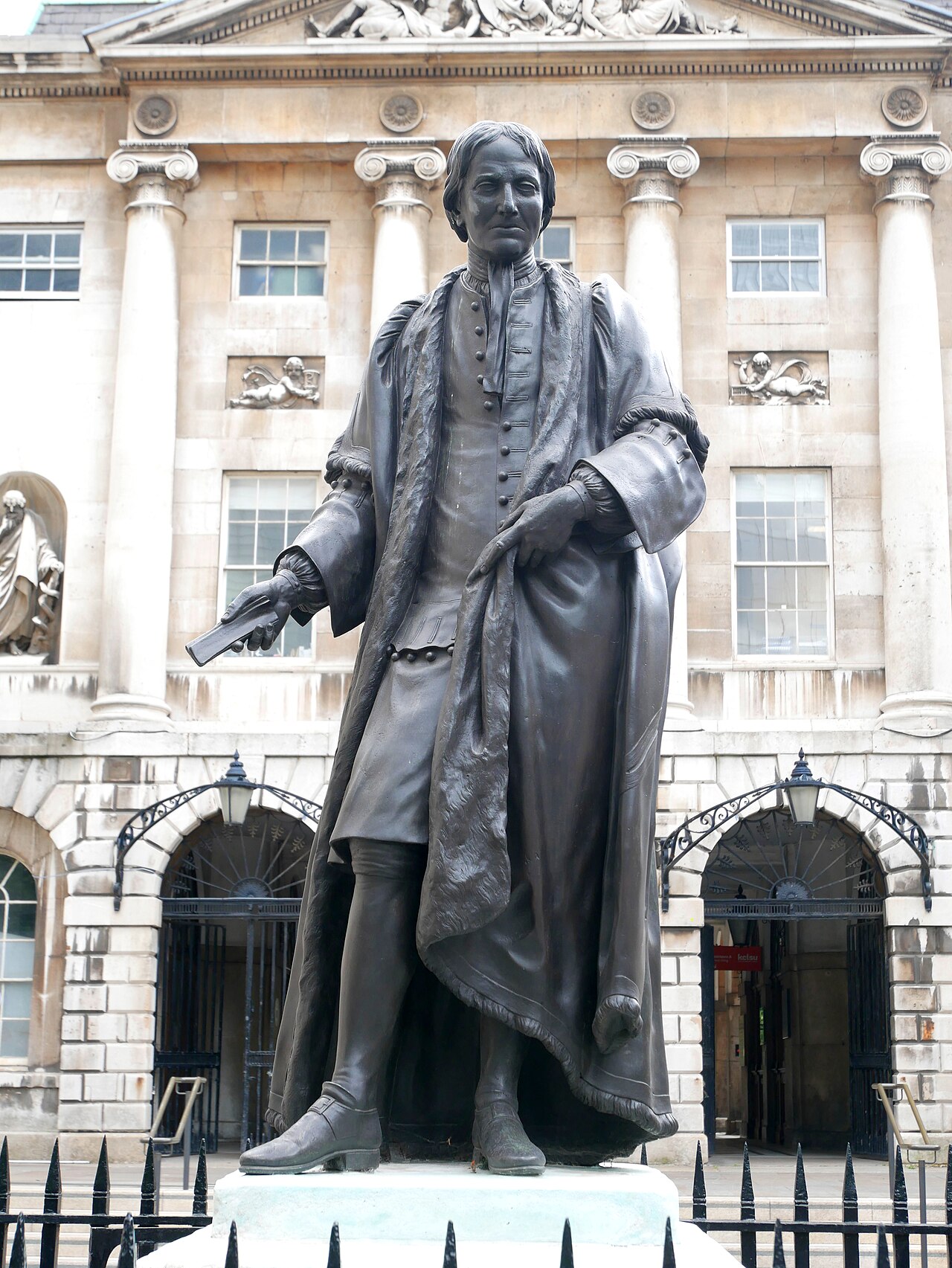 Statue of Thomas Guy by Peter Scheemakers
