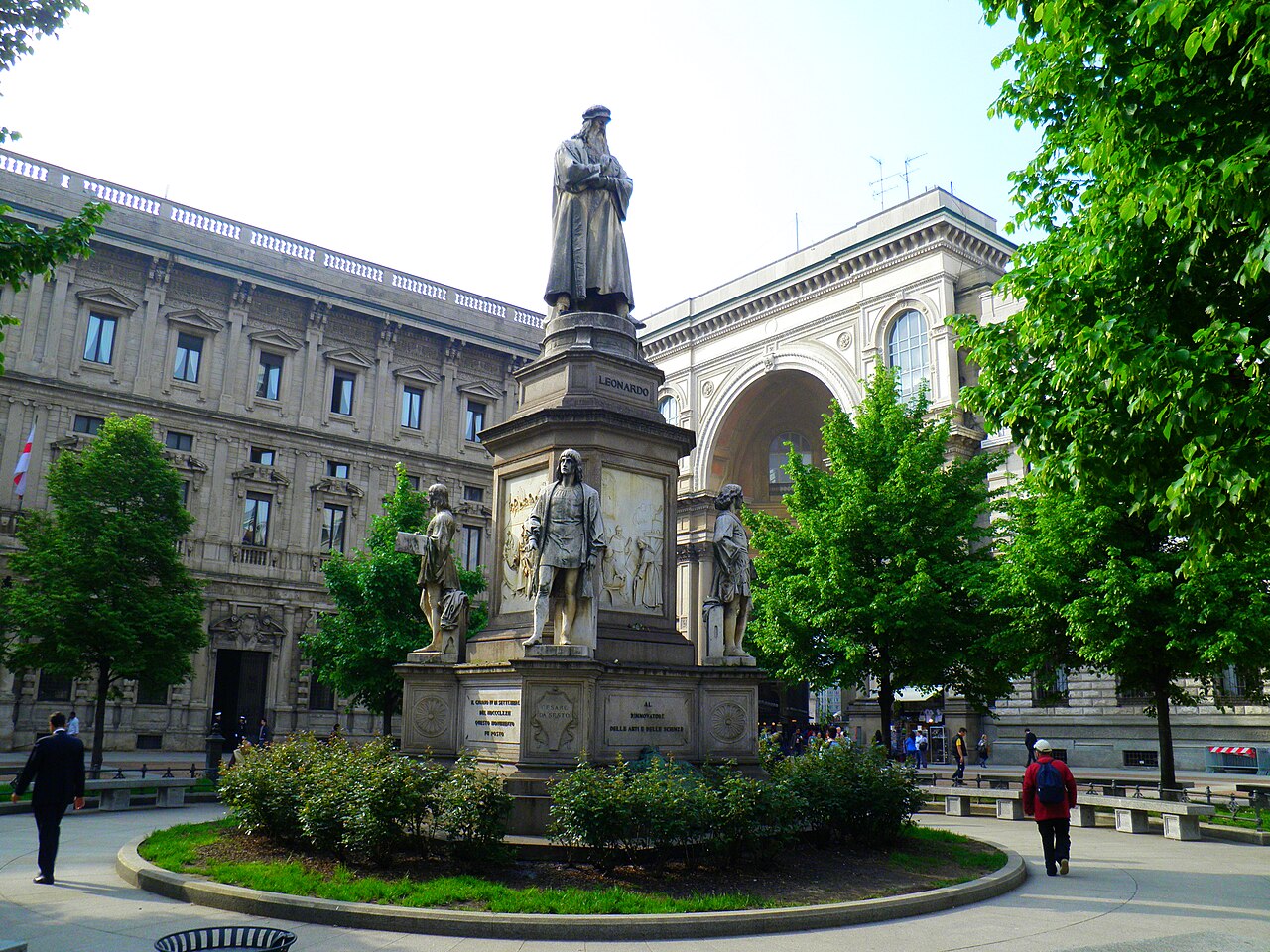 Monument to Leonardo da Vinci by Pietro Magni