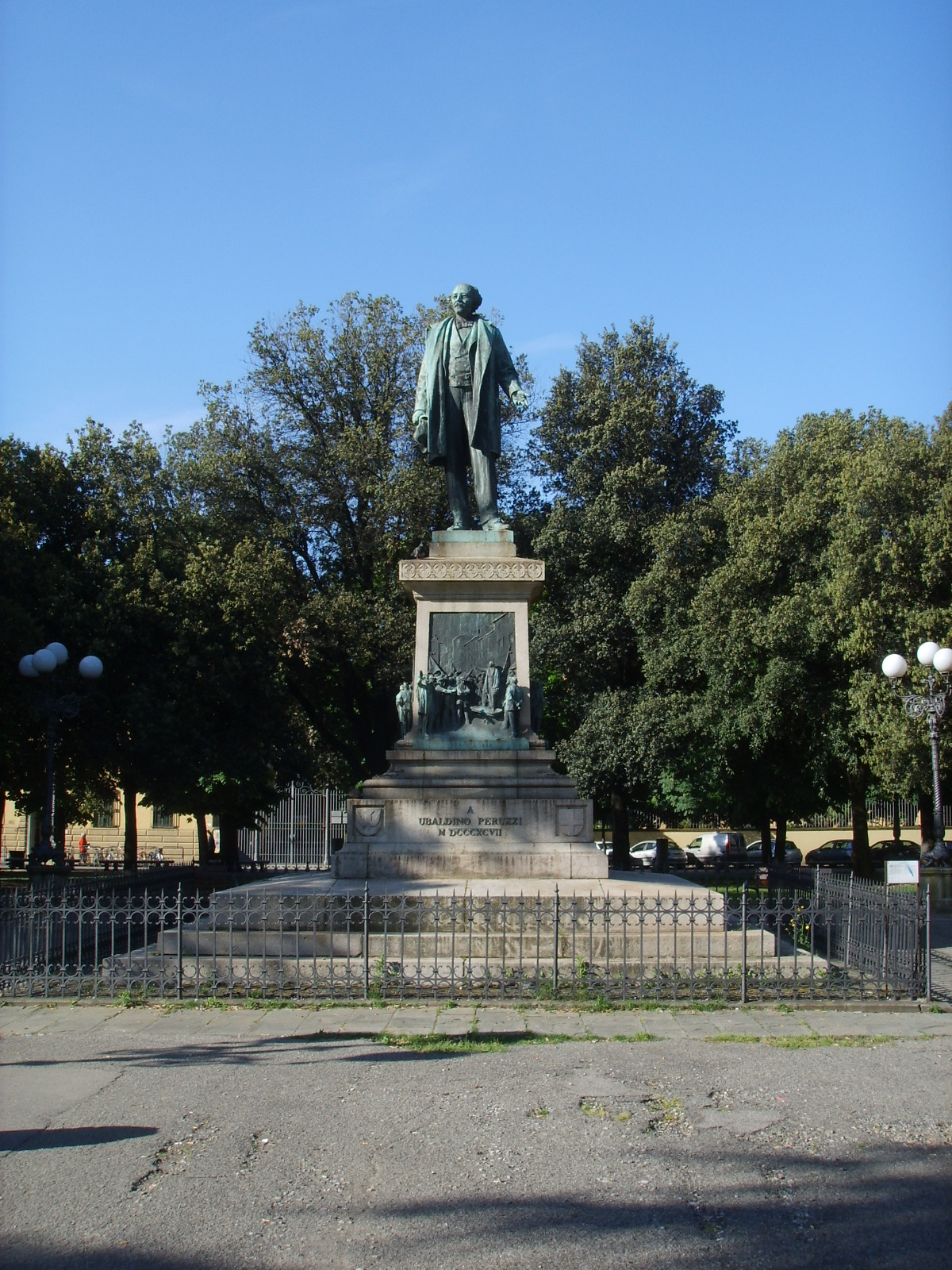 Monument to Ubaldino Peruzzi by Raffaello Romanelli