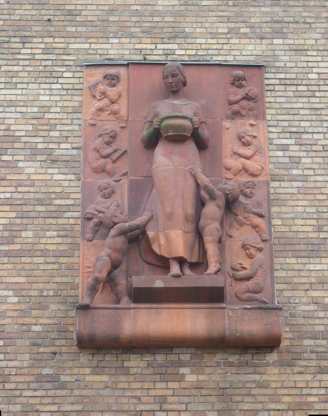 relief women with children by Rudolf Belling