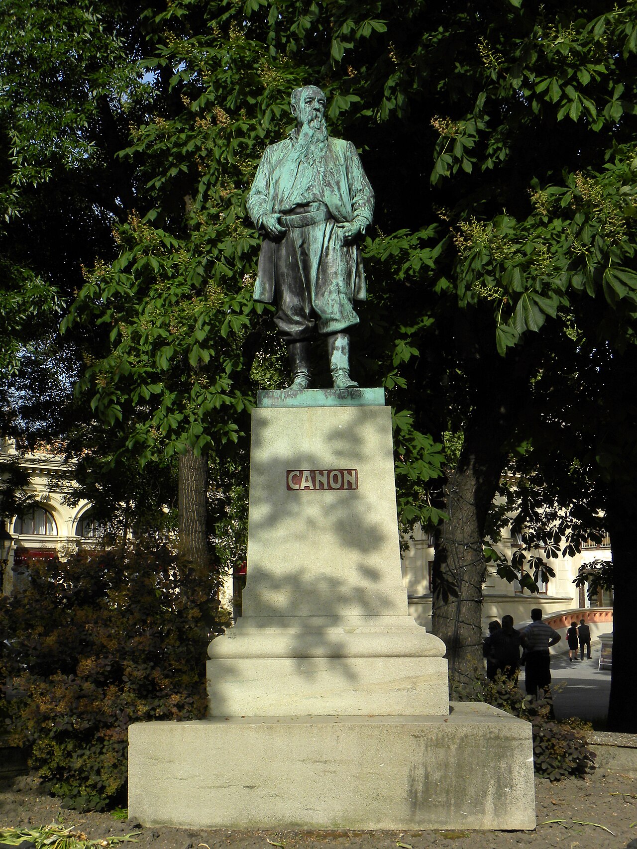 Canon-Denkmal, Stadtpark by Rudolf Weyr