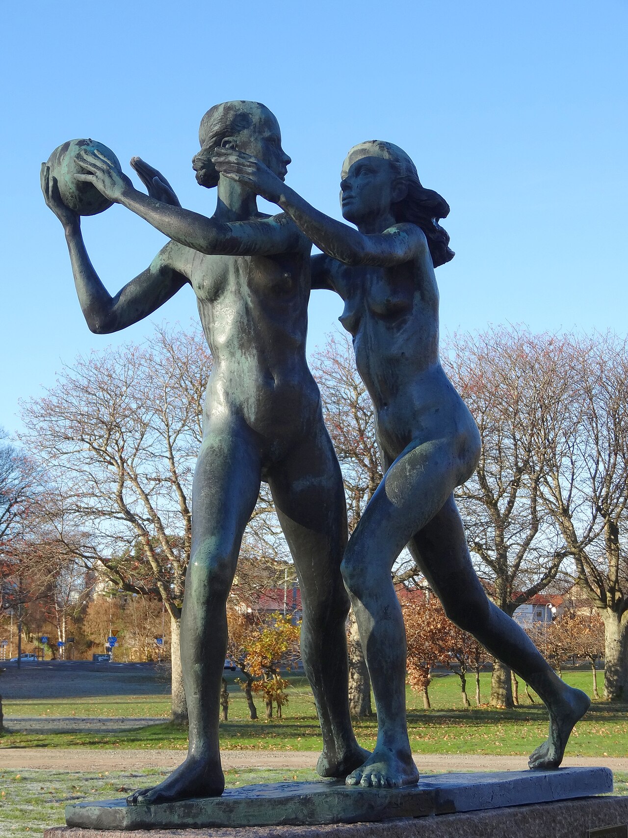 Bollspelande flickor by Stig Blomberg