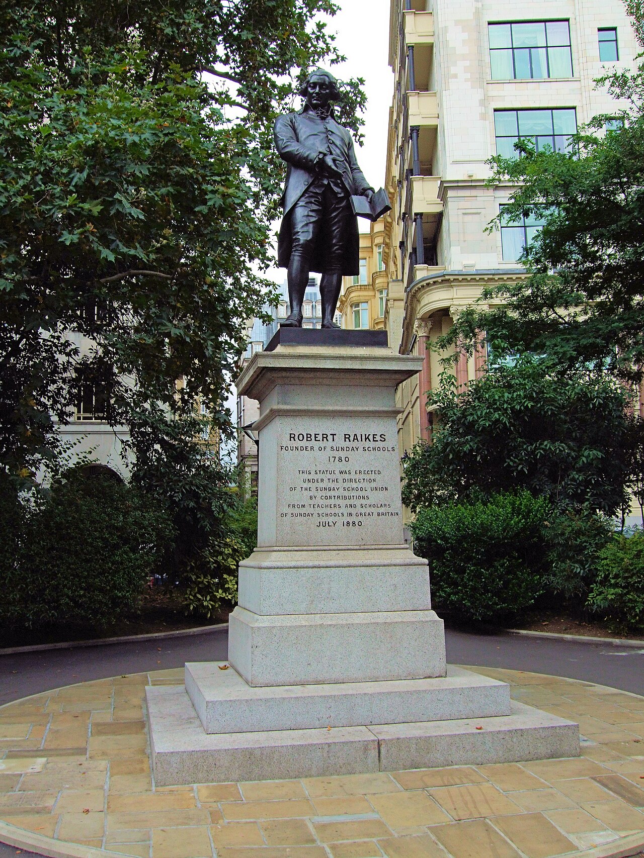Statue of Robert Raikes by Thomas Brock
