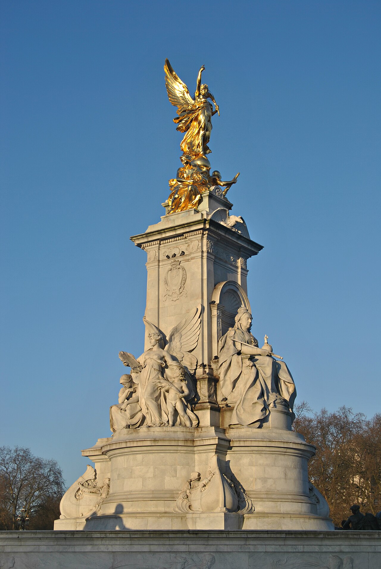 Victoria Memorial by Thomas Brock