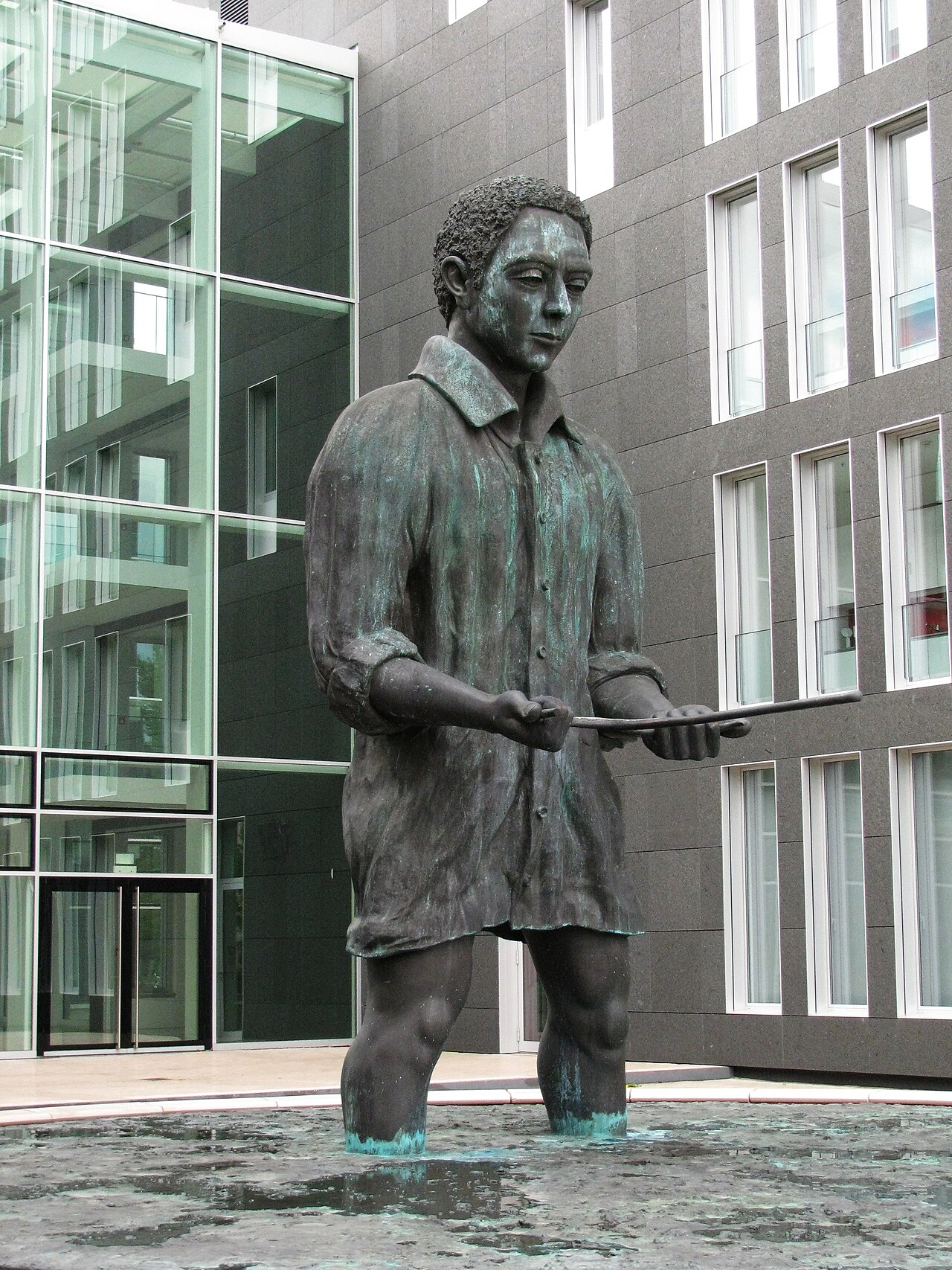 Mann im Matsch - der Suchende by Thomas Schütte