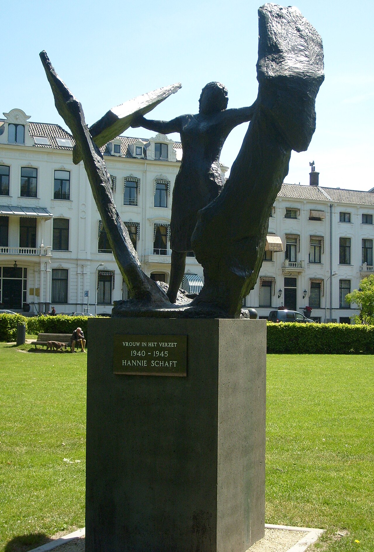 Vrouw in het verzet by Truus Menger-Oversteegen