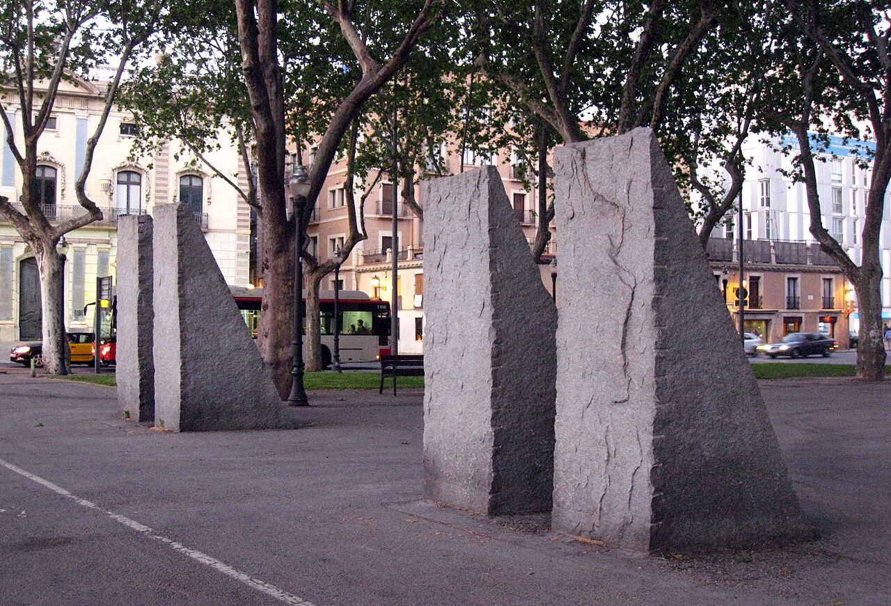 Configuracions Urbanes: Quatre falques by Ulrich Rückriem