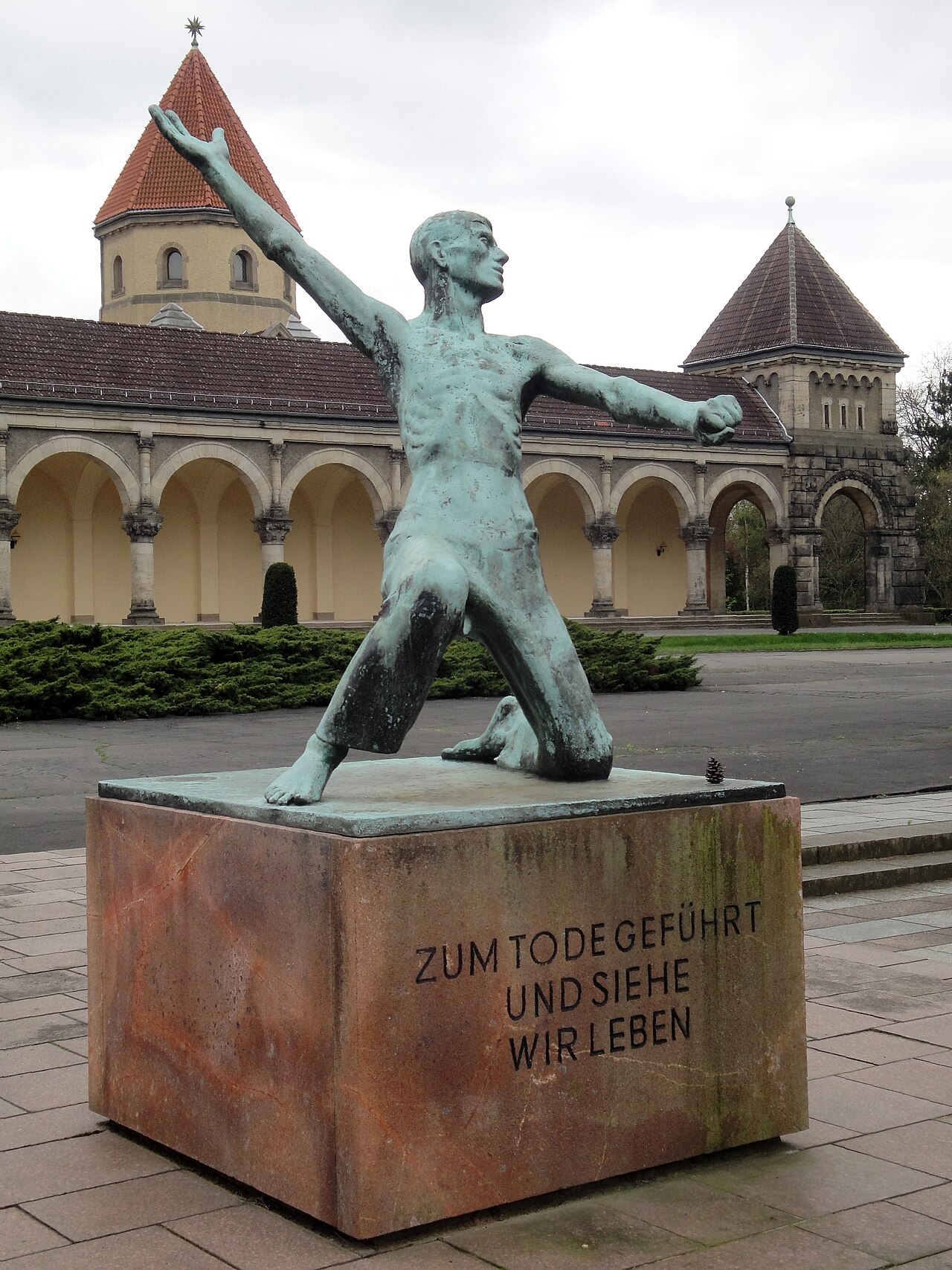 Mahnmal für die Opfer des Faschismus by Walter Arnold
