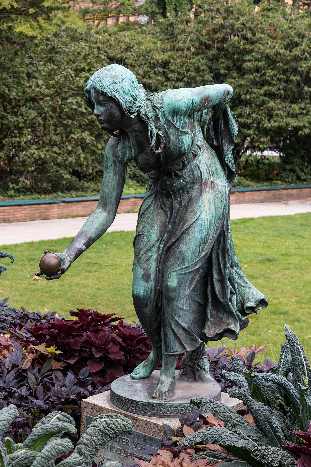 Kugelspielerin by Walter Schott