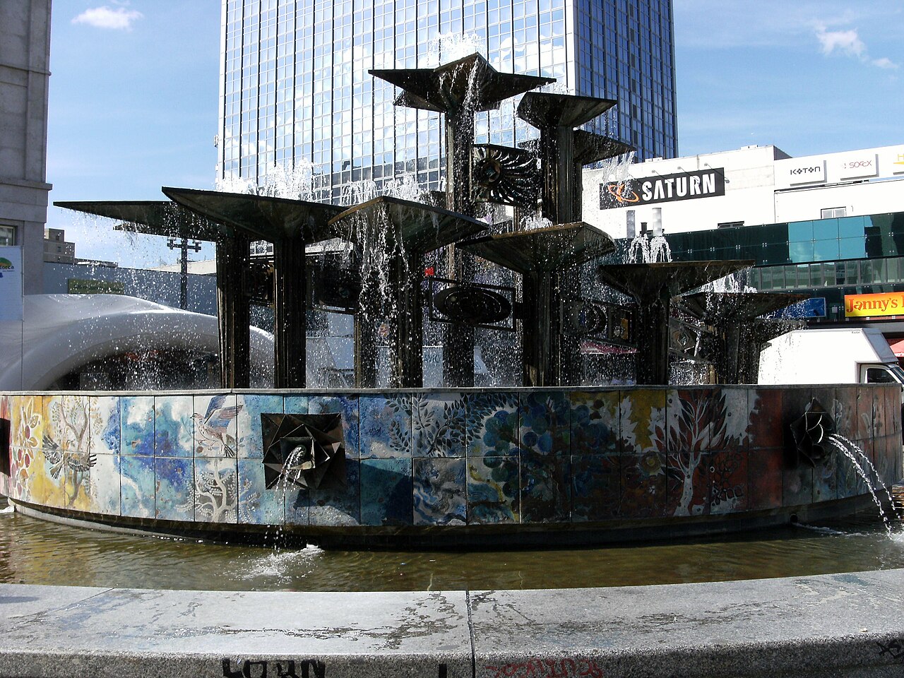 Brunnen der Völkerfreundschaft by Walter Womacka