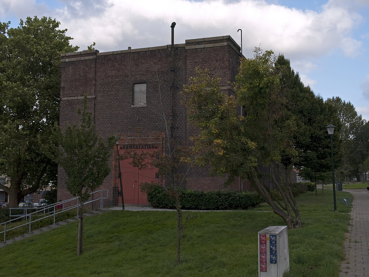 Rotterdamsedijk pump building by Willem Coenraad Brouwer
