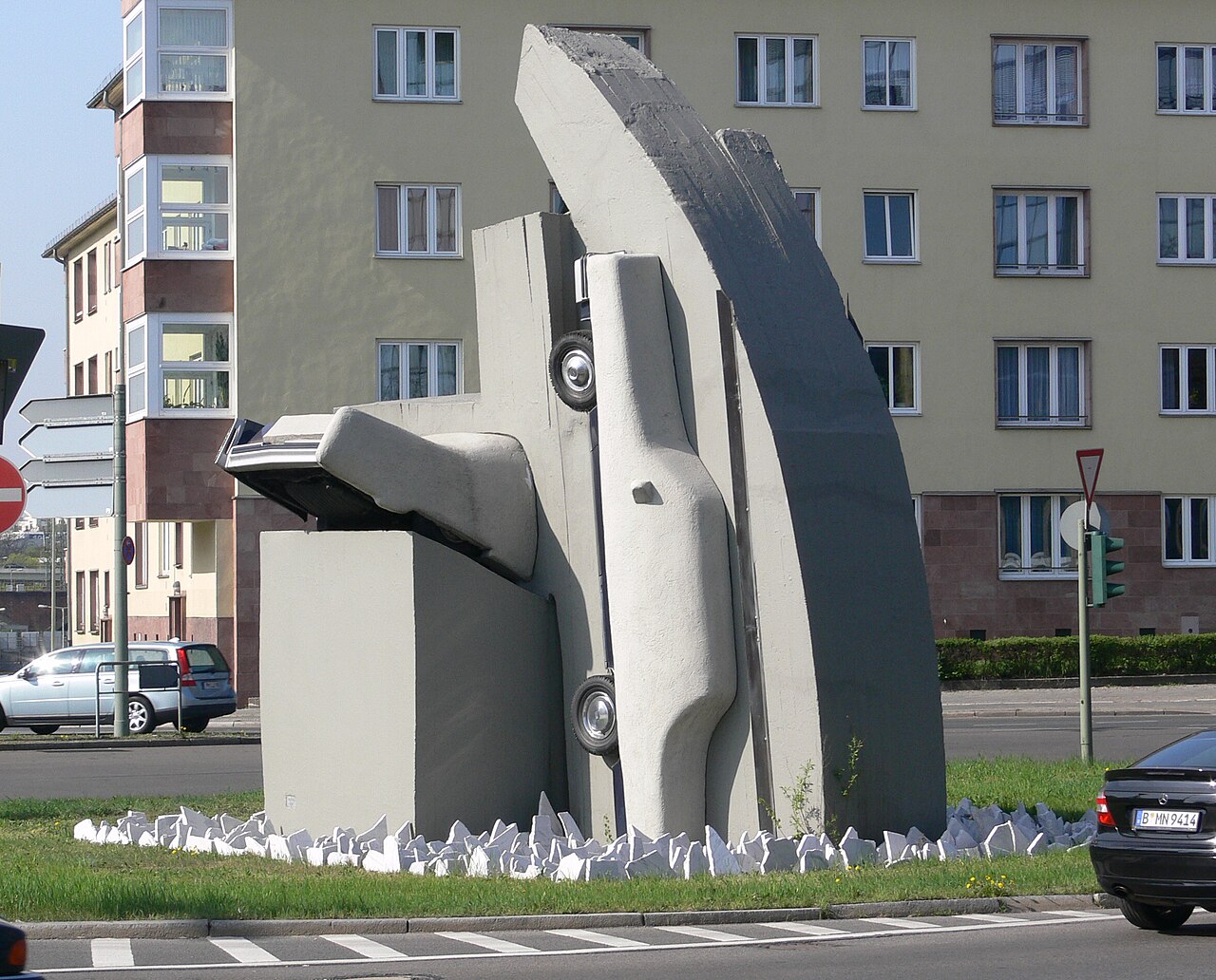 Cadillacs in Form der Nackten Maja by Wolf Vostell
