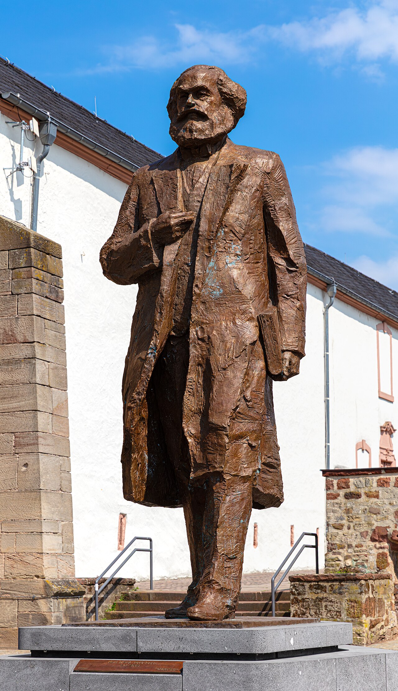 Karl Marx statue in Trier by Wu Weishan