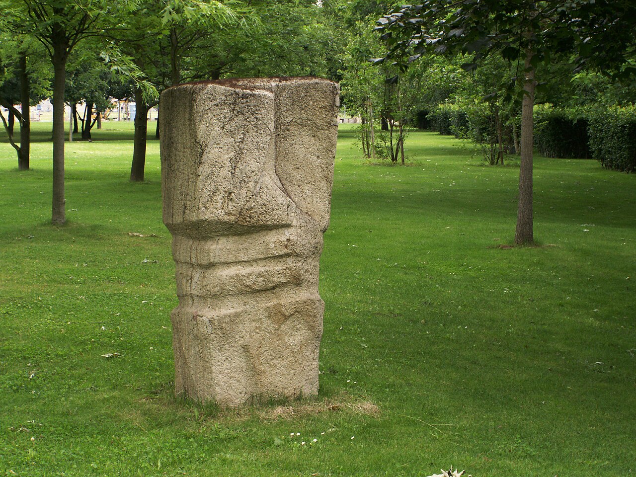 stone sculpture (Yasuo Mizui) by Yasuo Mizui