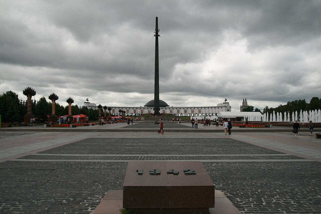 Victory Monument by Zurab Tsereteli