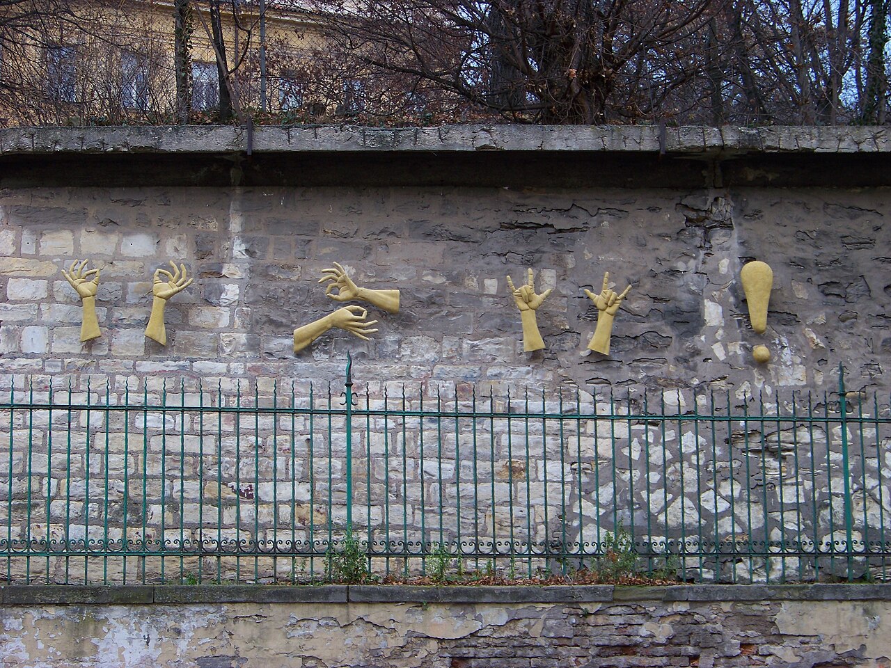 Sign language sculpture in Holečkova street by Zuzana Čížková